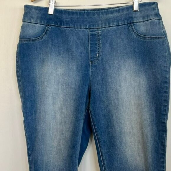 Perfect Stretch by Chico's Size 2 12-14 Light Wash Pull On Denim Jean Capri Capr - Picture 3 of 9